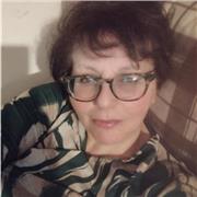 Insegnante di diritto impartisce lezione a studenti istituti professionali